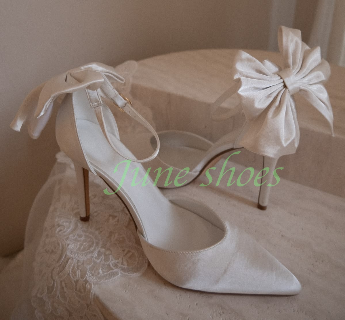 Satin Bow Tie - Damen Elfenbein Satin Spitze Pumps mit
